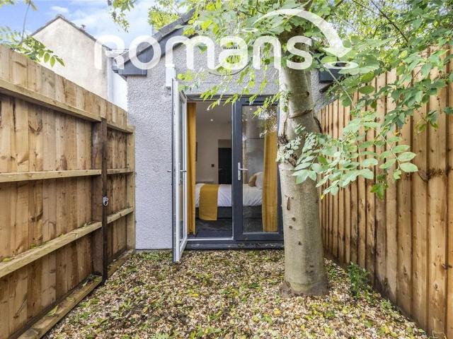 Studio for rent in Kingswood