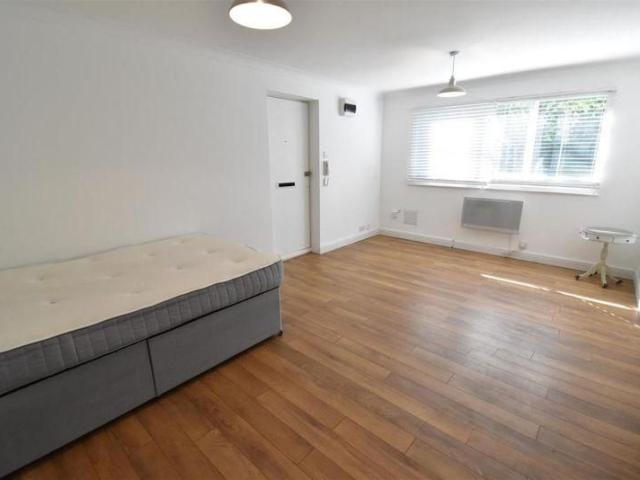 Studio for rent in London Borough of Merton, Raynes Park