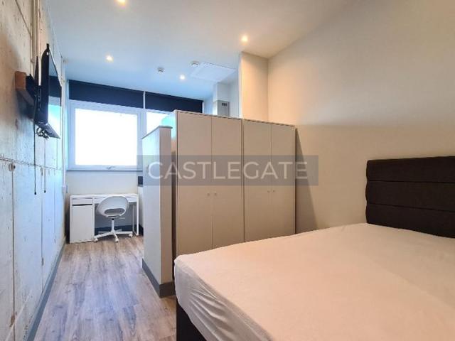 Flat for rent in Huddersfield, West Yorkshire