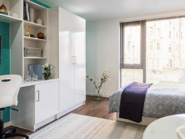 Studio for rent in Hillside, Leith