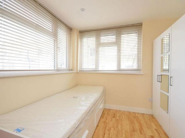 Studio for rent in Brompton, Greater London