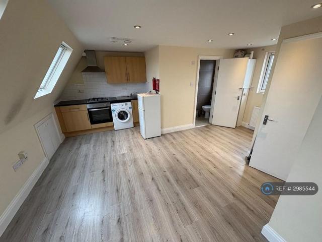 Studio for rent in Elstree and Borehamwood, Borehamwood