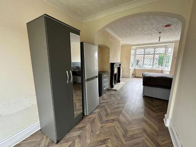 Studio for rent in Fox Hollies, West Midlands