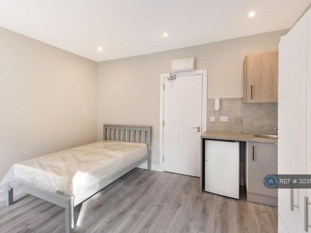 Studio for rent in London Borough of Sutton, Greater London