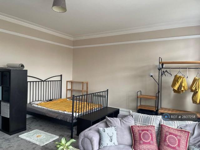 Flat for rent in Brondesbury, Greater London