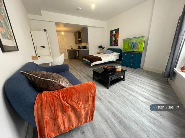 Flat for rent in Horsell, Woking