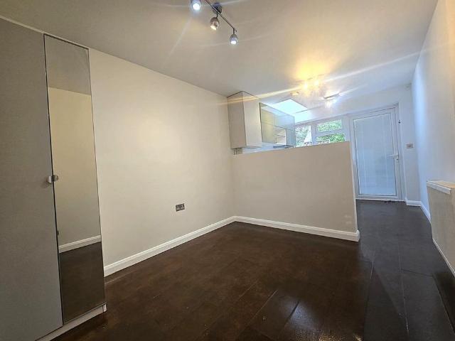 Studio for rent in Temple Fortune, Cat Hill