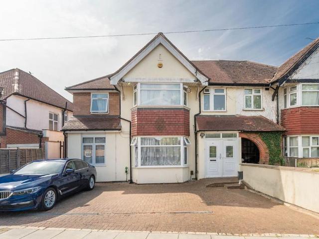 Flat for rent in Pinner, Greater London