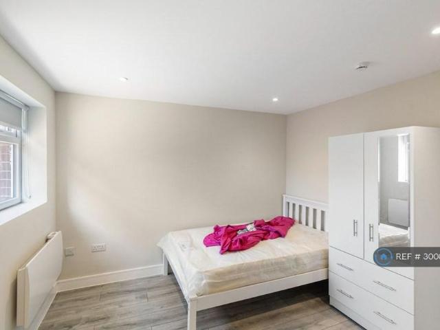 Studio for rent in Lower Halliford, Surrey