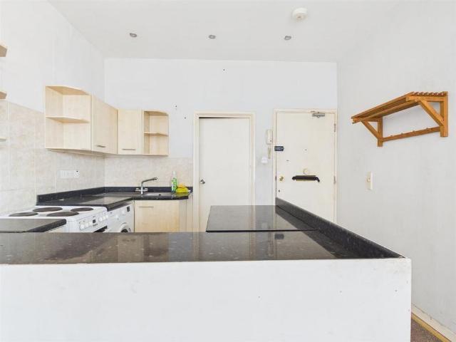 Studio for rent in Cradley, West Midlands
