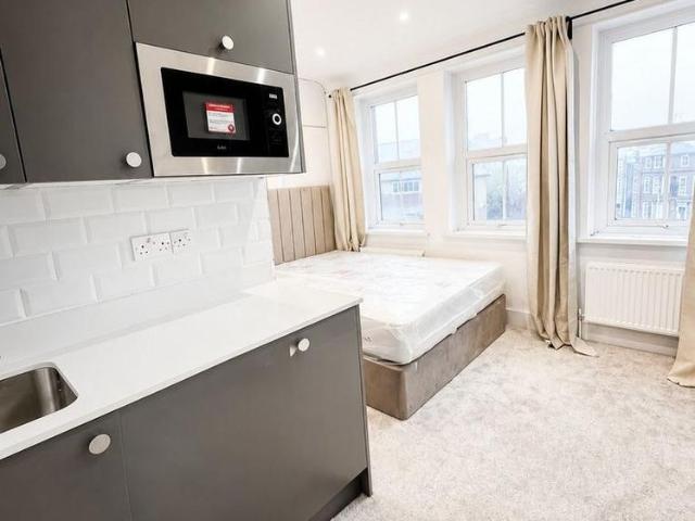 Studio for rent in Earlsfield, Greater London
