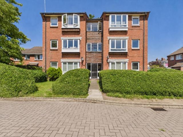 Flat for rent in Ewens Farm, Golden Valley