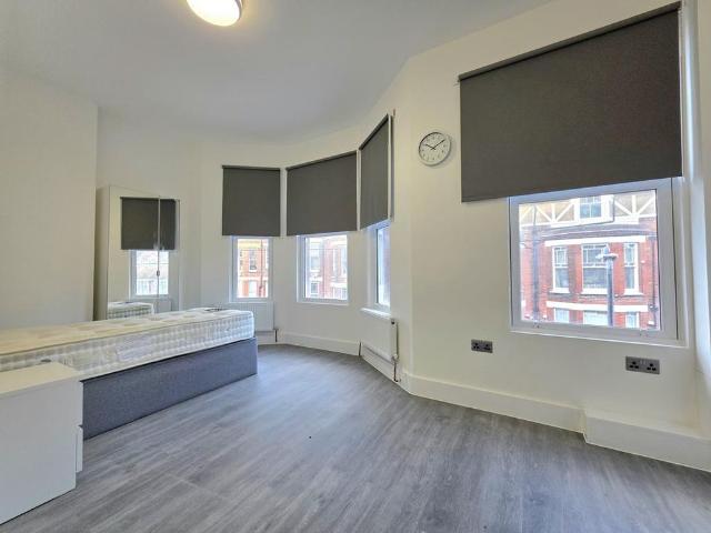 Studio for rent in St James, Sandown Park