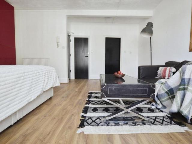 Studio for rent in Seven Kings, Greater London