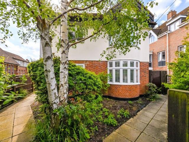 Flat for rent in Long Ditton, Surrey