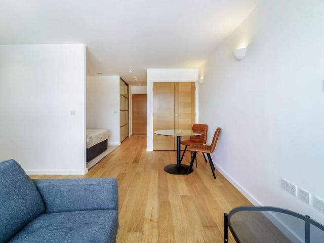 Studio for rent in Charlton, Spelthorne