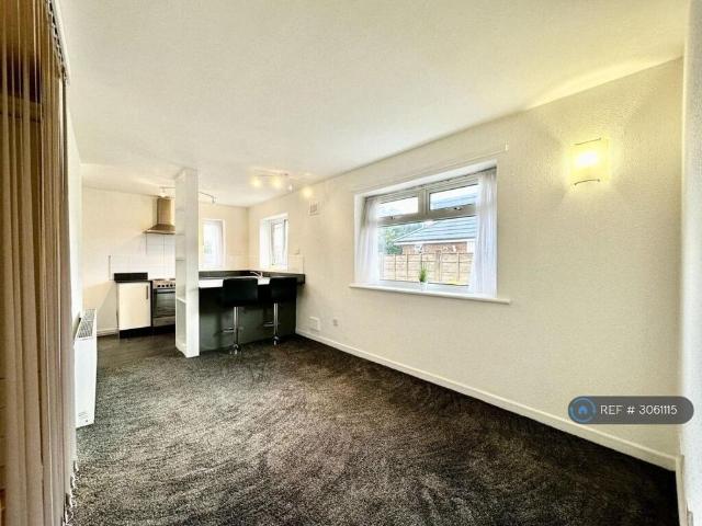 Studio for rent in Denton, Tameside