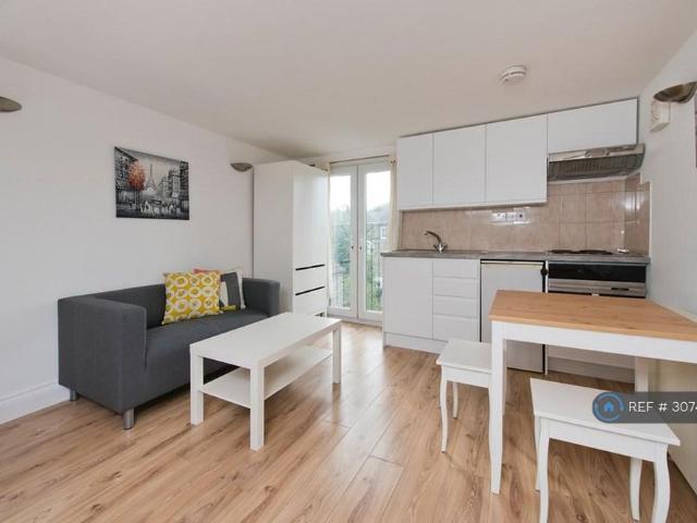 Studio for rent in London Borough of Hammersmith and Fulham, Greater London