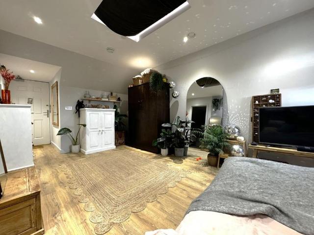 Studio for rent in St James, Sandown Park