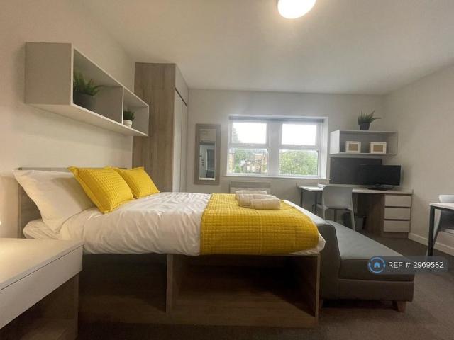 Studio for rent in Dalton, Almondbury