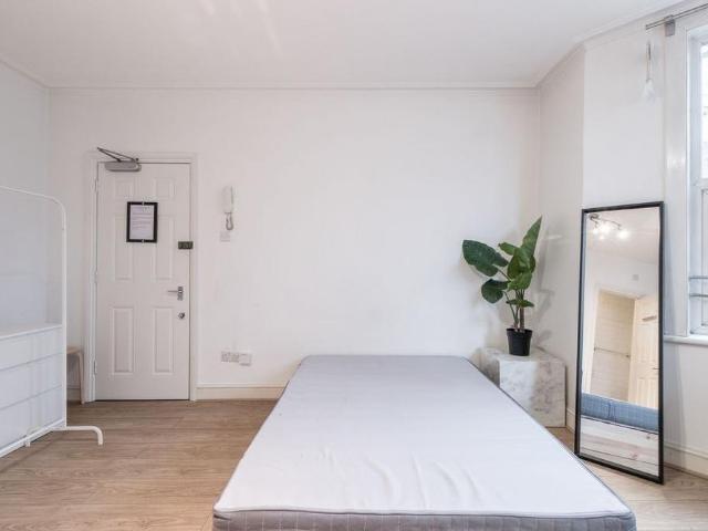 Studio for rent in West Kensington, Greater London