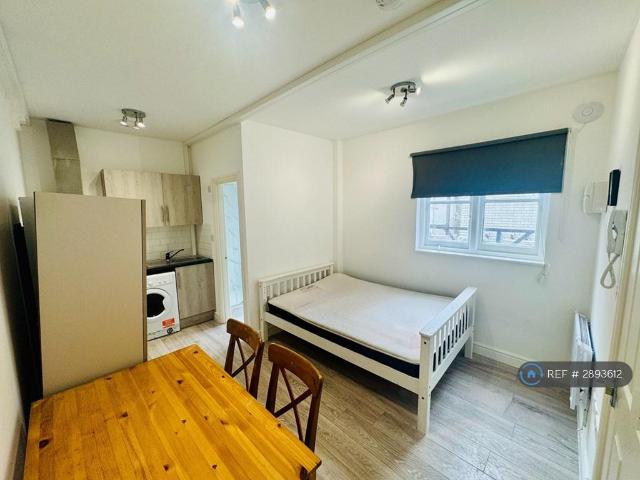 Flat for rent in London Borough of Croydon, Isle Of Man