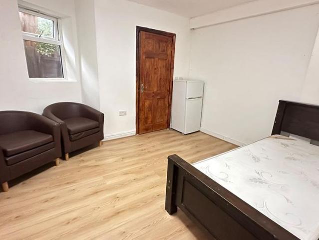 Studio for rent in Yardley, West Midlands