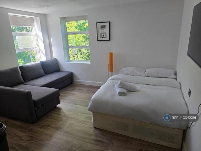 Studio for rent in London Borough of Croydon, Greater London