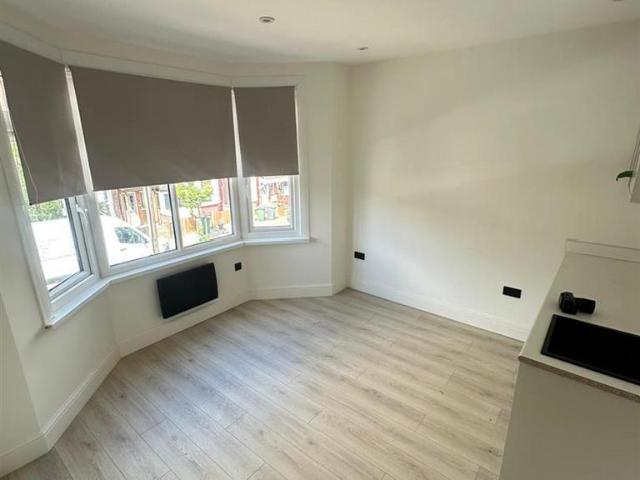 Flat for rent in Lane, Greater London