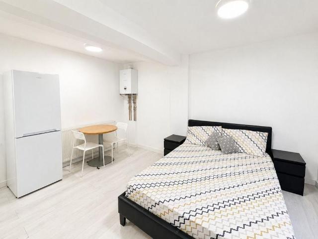 Studio for rent in London Borough of Merton, Mitcham