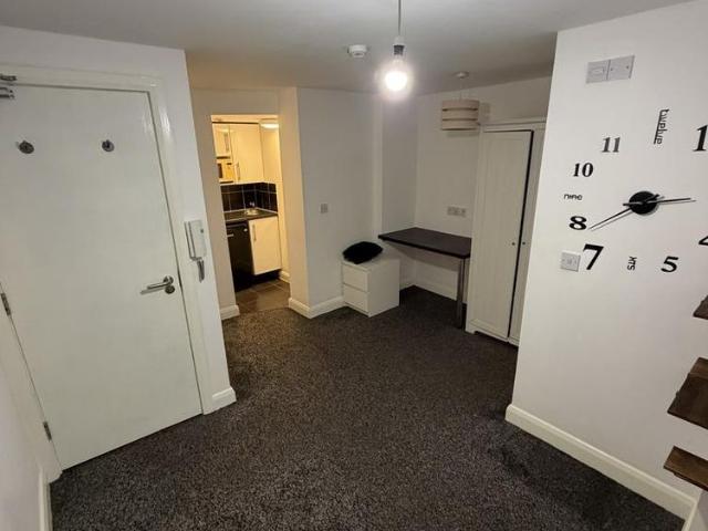 Studio for rent in Huddersfield, West Yorkshire