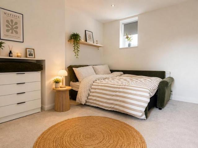 Studio for rent in St James, Sandown Park