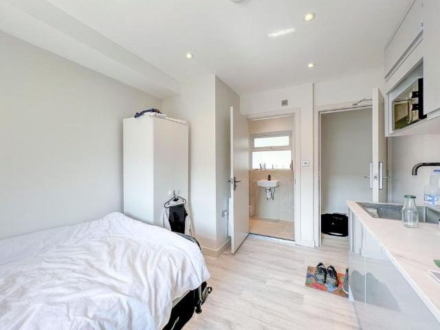 Studio for rent in Berrylands, Greater London