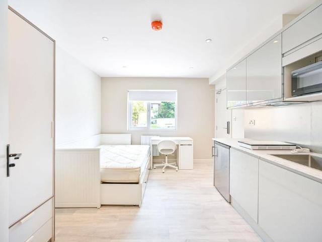 Studio for rent in Berrylands, Greater London