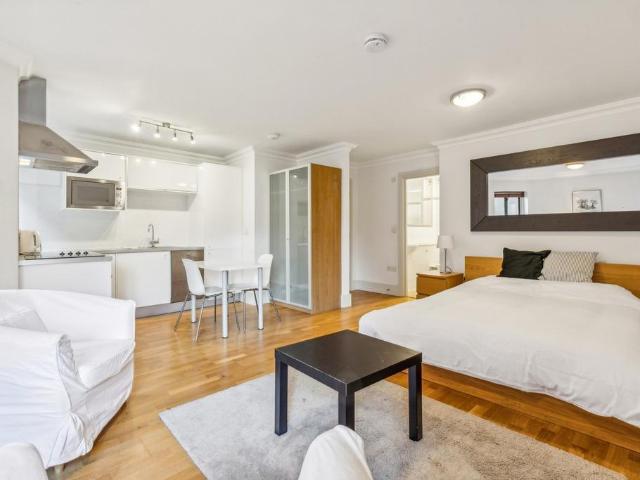 Flat for rent in North Kensington, Greater London
