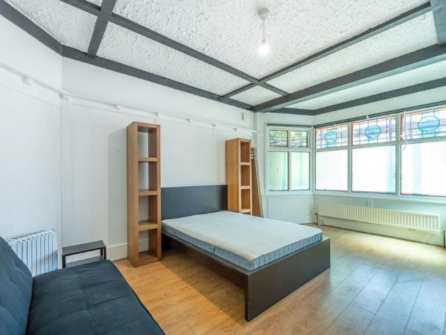 Studio for rent in Harlesden, Greater London