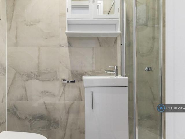 Flat for rent in Lower Halliford, Surrey