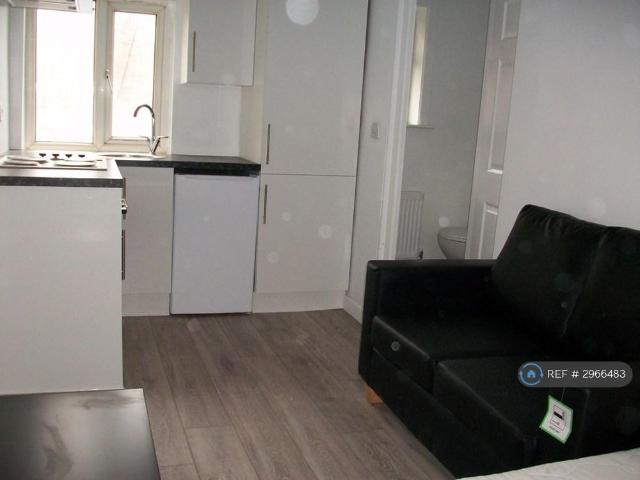 Studio for rent in Avenham, Higher Bartle
