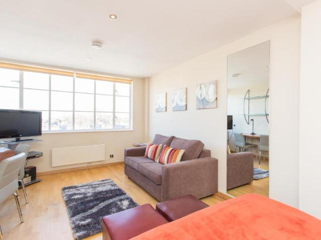 Apartment for rent in Brompton, Greater London