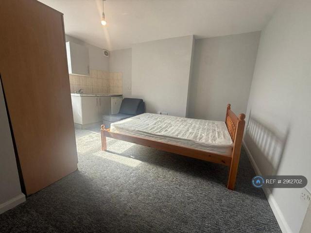 Flat for rent in The Wrythe, Greater London