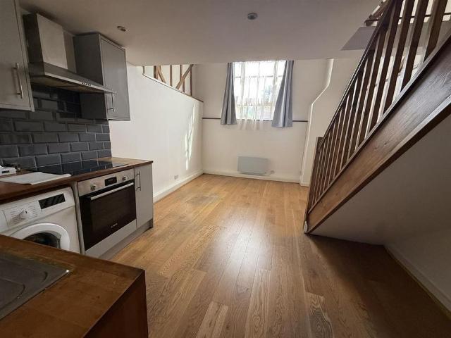 Studio for rent in Elstree and Borehamwood, Elstree