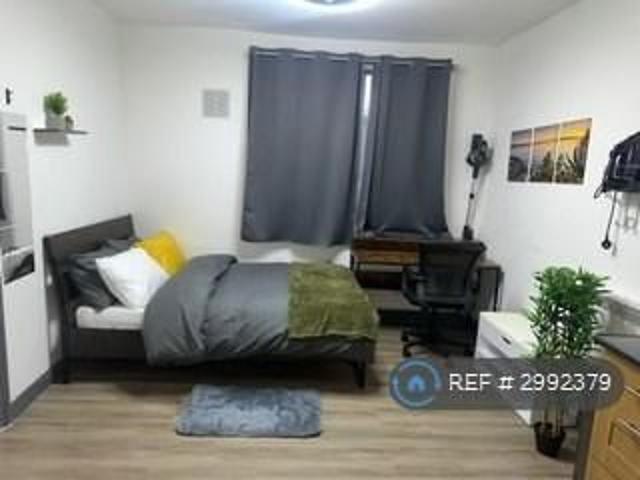Studio for rent in London Borough of Hounslow, Heston