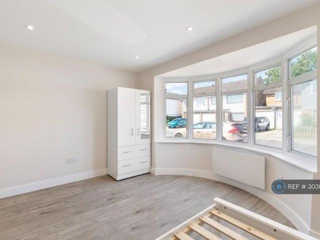 Studio for rent in Lower Halliford, Surrey