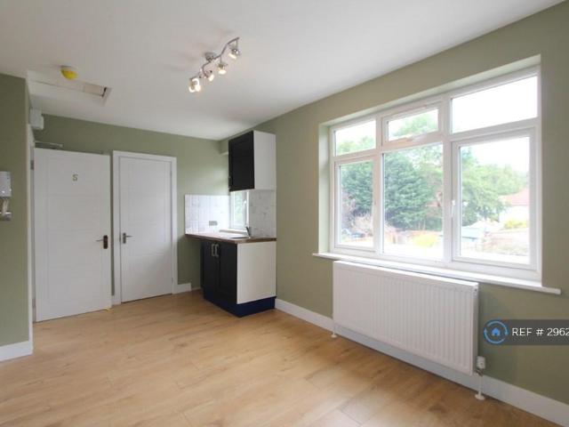 Flat for rent in Beddington, Greater London