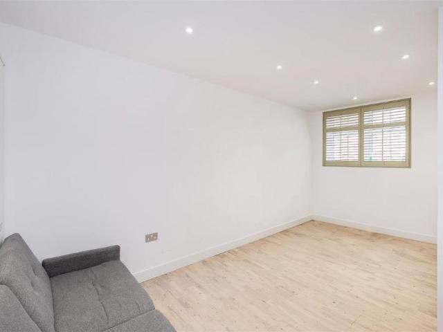 Studio for rent in Woodford, School House
