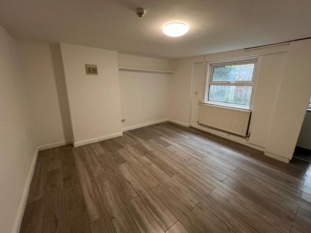 Flat for rent in Stroud Green, Greater London