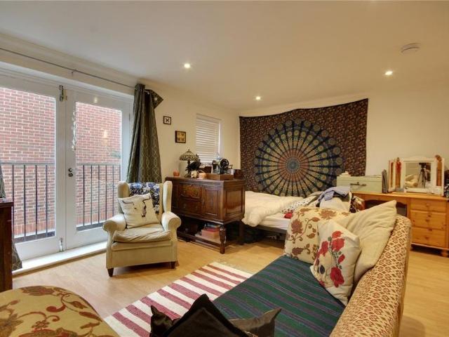 Studio for rent in Row Town, Surrey
