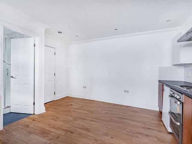 Studio for rent in Roselands, Eastbourne