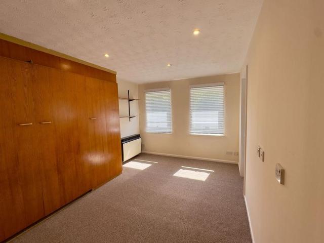 Studio for rent in Oakley