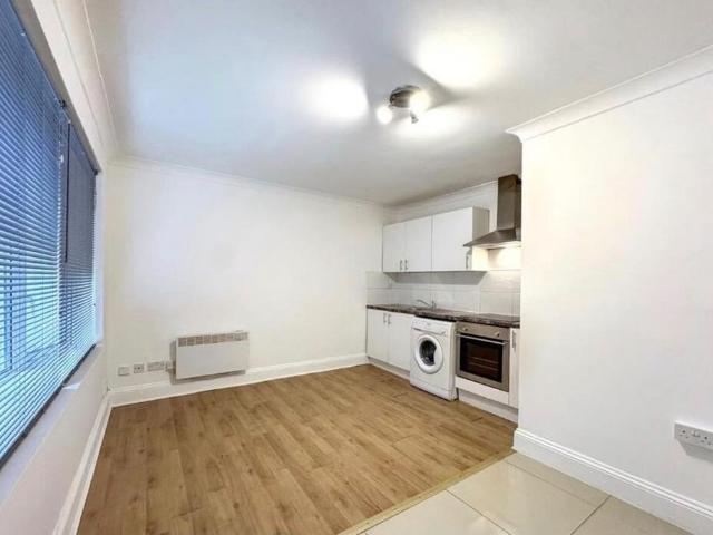 Studio for rent in Spring Park, Luton